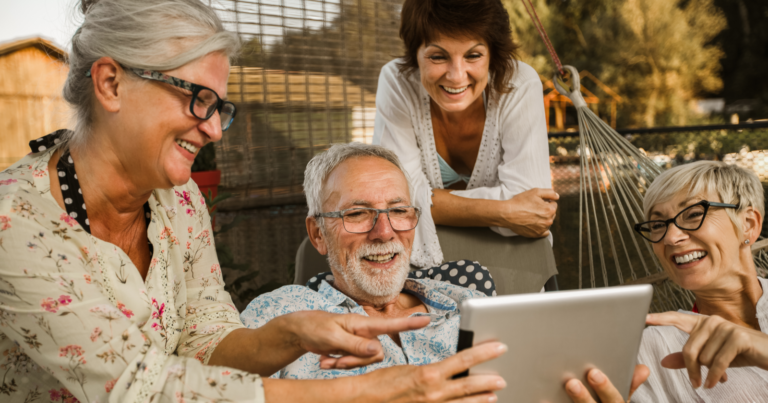 6 formas de dirigirse a las personas mayores de manera más efectiva en marketing digital